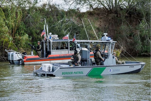 Una embarcación de la Guardia Costera de EE. UU. y de la Patrulla Fronteriza de EE. UU. patrulla el río Grande el 7 de enero de 2026 en Brownsville, Texas. (Michael González/Getty Images)
