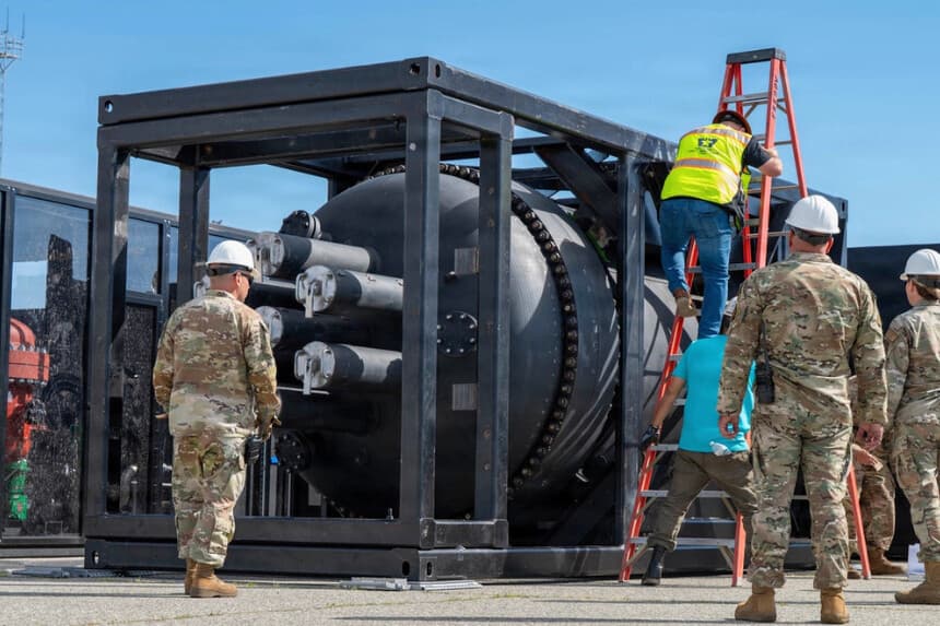 Miembros de la Fuerza Aérea de Estados Unidos y contratistas civiles realizan revisiones del equipo mientras se preparan para transportar un reactor de energía nuclear en contenedor en la Base Aérea de la Reserva de March, California, el 13 de febrero de 2026. (Fuerza Aérea de los Estados Unidos/Sargento Primero Monique Bright).