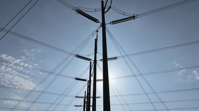 Líneas eléctricas de alta tensión discurren a lo largo de la red eléctrica en West Palm Beach, Florida, el 16 de mayo de 2024. (Joe Raedle/Getty Images).