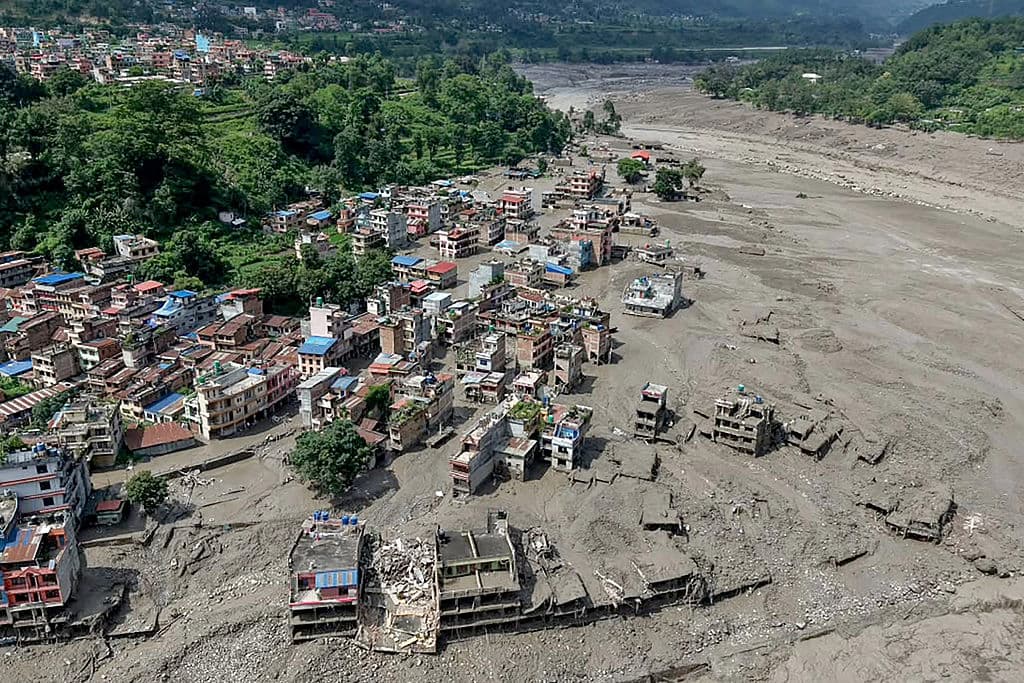 Varias casas quedaron parcialmente sumergidas en agua lodosa a lo largo de la ribera de un río tras las inundaciones repentinas en Trishuli Bazar, en el distrito de Nuwakot, Nepal, el 26 de agosto de 2026. Una inundación masiva arrasó el distrito de Rasuwa, en el norte de Nepal, el 26 de agosto, causando daños en carreteras e infraestructura eléctrica mientras las autoridades se esforzaban por evaluar la magnitud de la destrucción. (Prabin Ranabhat/AFP vía Getty Images).