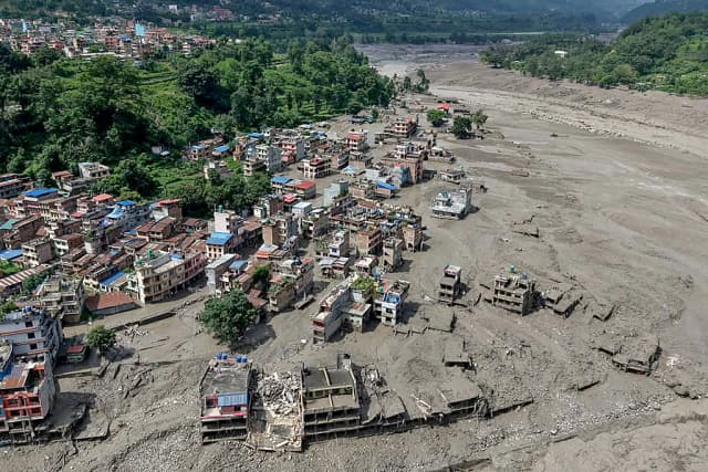 Varias casas quedaron parcialmente sumergidas en agua lodosa a lo largo de la ribera de un río tras las inundaciones repentinas en Trishuli Bazar, en el distrito de Nuwakot, Nepal, el 26 de agosto de 2026. Una inundación masiva arrasó el distrito de Rasuwa, en el norte de Nepal, el 26 de agosto, causando daños en carreteras e infraestructura eléctrica mientras las autoridades se esforzaban por evaluar la magnitud de la destrucción. (Prabin Ranabhat/AFP vía Getty Images).