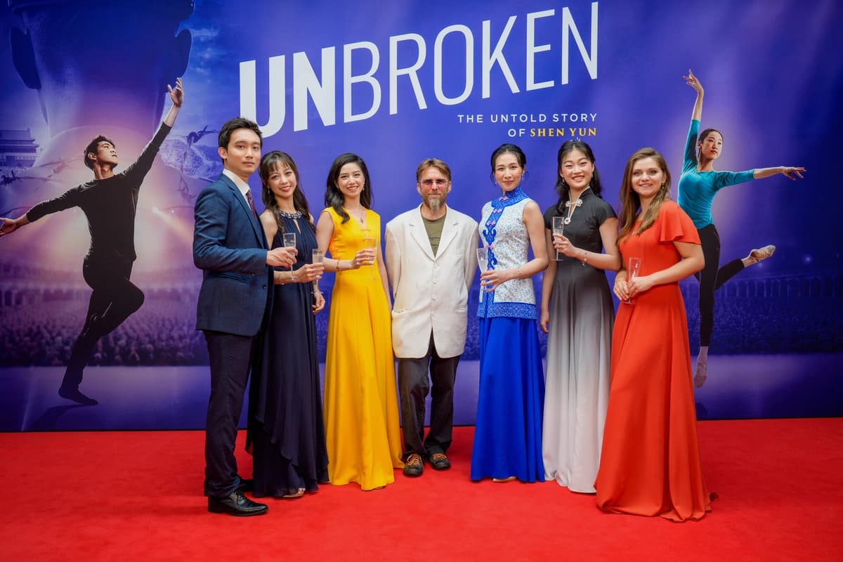 El estreno con alfombra roja del galardonado documental "Unbroken: La historia no contada de Shen Yun" en el VIFF Centre de Vancouver el 24 de agosto de 2026. (Eric Zheng/The Epoch Times)