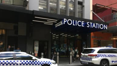 Apuñalan a madre con unas tijeras y golpean a su hijo de 10 años frente a estación de policía