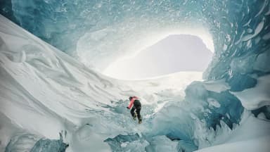 "Otro mundo" fotógrafo explora cuevas de hielo en las entrañas de glaciar y las fotos son surrealistas