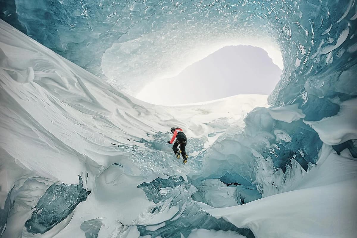 La fotografía de Chandresh Kedhambadi, en la que se ve a un escalador de hielo trepando por el interior de una cueva glaciar, obtuvo el segundo lugar en la categoría «Aventura al aire libre» del concurso «Fotos del Año 2023» de Canadian Geographic. Cortesía de Chandresh Kedhambadi