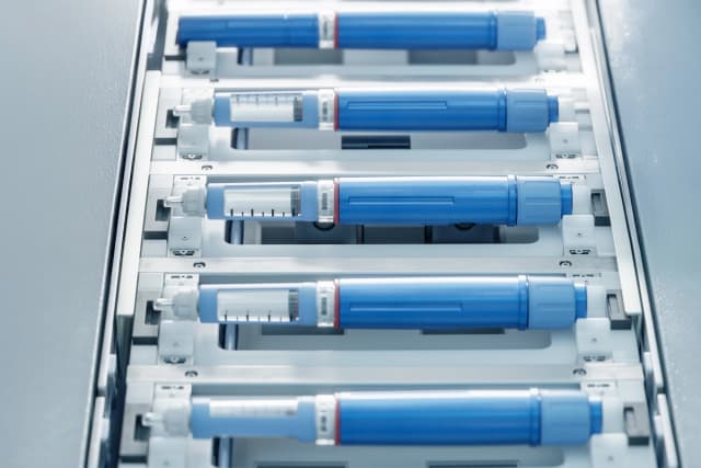 Los empleadores informaron que los costos de farmacia representan alrededor del 25 % del gasto en salud, impulsados en parte por el rápido crecimiento de los medicamentos con GLP-1. (IM Imagery/Getty Images)