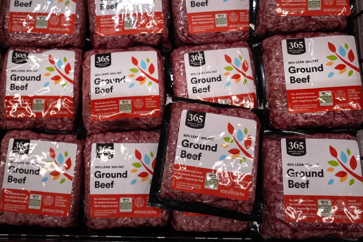 Carne molida a la venta en un supermercado de Chicago, Illinois, el 22 de mayo de 2026. (Scott Olson/Getty Images)