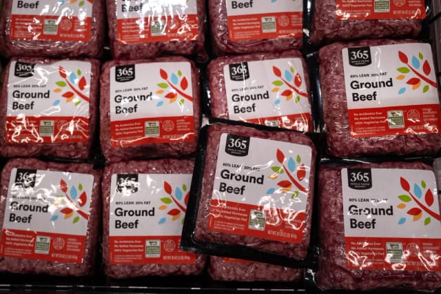 Carne molida a la venta en un supermercado de Chicago, Illinois, el 22 de mayo de 2026. (Scott Olson/Getty Images)