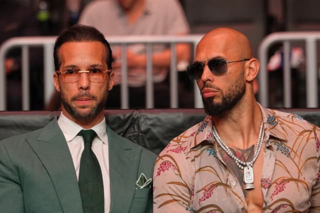 Andrew Tate (derecha) y su hermano Tristan llegan a un evento en Miami el 11 de abril de 2026. (Julia Demaree Nikhinson/AP Photo).