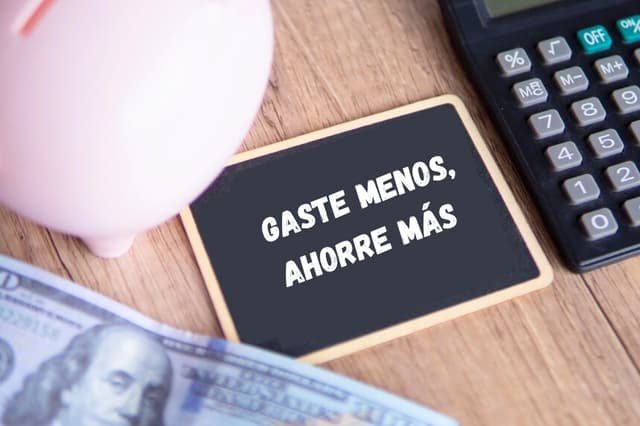 La clave para alcanzar la libertad financiera es gastar menos de lo que ganas. Se necesita voluntad y compromiso para vivir por debajo de tus posibilidades sin renunciar a tu estilo de vida ni a tu calidad de vida. (izzuanroslan/Shutterstock).