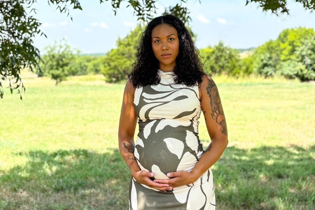McKenna West, una madre sustituta de Alaska, dio a luz en Dallas el 12 de agosto de 2026. (Cortesía de McKenna West).