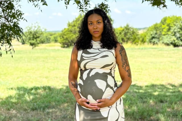 McKenna West, una madre sustituta de Alaska, dio a luz en Dallas el 12 de agosto de 2026. (Cortesía de McKenna West).