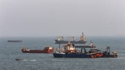 Buque petrolero es alcanzado en Ormuz mientras Irán y Omán negocian acuerdo marítimo