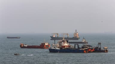 Buque petrolero es alcanzado en Ormuz mientras Irán y Omán negocian acuerdo marítimo