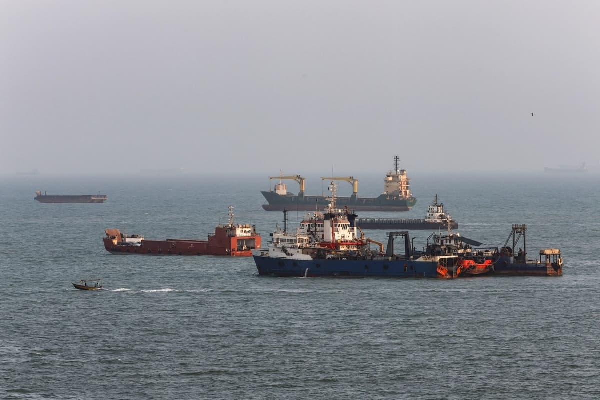 Barcos anclados en el Estrecho de Ormuz, frente a la costa de Bandar Abbas, Irán, el 10 de agosto de 2026. (Ali Saeedi/Getty Images)