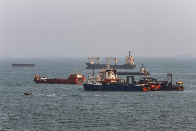Barcos anclados en el Estrecho de Ormuz, frente a la costa de Bandar Abbas, Irán, el 10 de agosto de 2026. (Ali Saeedi/Getty Images)