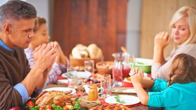 ¿Deberíamos rezar antes de las comidas?