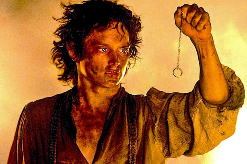 La prueba definitiva de humildad es reconocer que nadie es lo suficientemente fuerte como para dominar el poder absoluto. Frodo Bolsón (Elijah Wood) contempla el Anillo de Poder en "El Señor de los Anillos: La Comunidad del Anillo". (New Line Cinema).