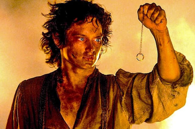 La prueba definitiva de humildad es reconocer que nadie es lo suficientemente fuerte como para dominar el poder absoluto. Frodo Bolsón (Elijah Wood) contempla el Anillo de Poder en "El Señor de los Anillos: La Comunidad del Anillo". (New Line Cinema).