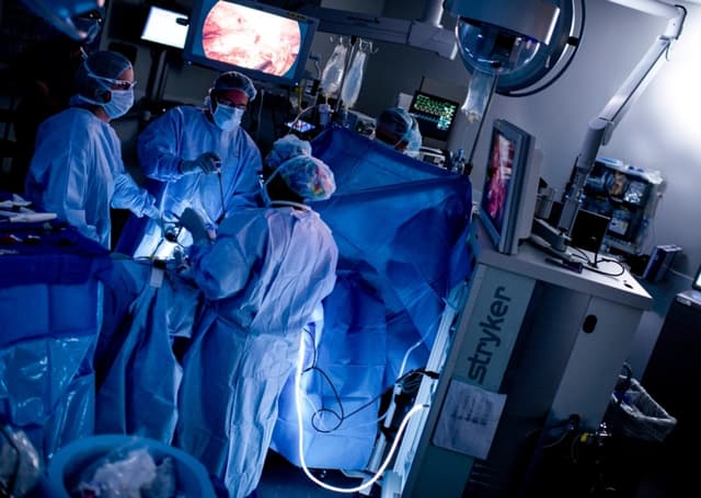 Una cirugía de trasplante de riñón mediante artroscopia en el Hospital Johns Hopkins de Baltimore, Maryland, el 26 de junio de 2012. (Brendan Smialowski/AFP/Getty Images)