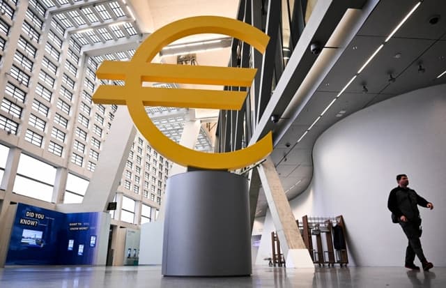 En la imagen se ve un letrero gigante con el símbolo del euro en la sede del Banco Central Europeo (BCE) en Fráncfort del Meno, Alemania, el 6 de noviembre de 2024. (Kirill Kudryavtsev/AFP/Getty Images)