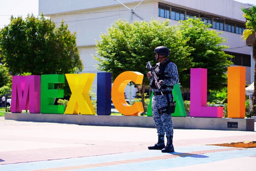 Un miembro de la Guardia Nacional vigila los edificios gubernamentales en el Centro Cívico de Mexicali, en Mexicali, Baja California, México, el 25 de agosto de 2026. (Foto de Juan Antonio HERNÁNDEZ AVALOS / AFP vía Getty Images)