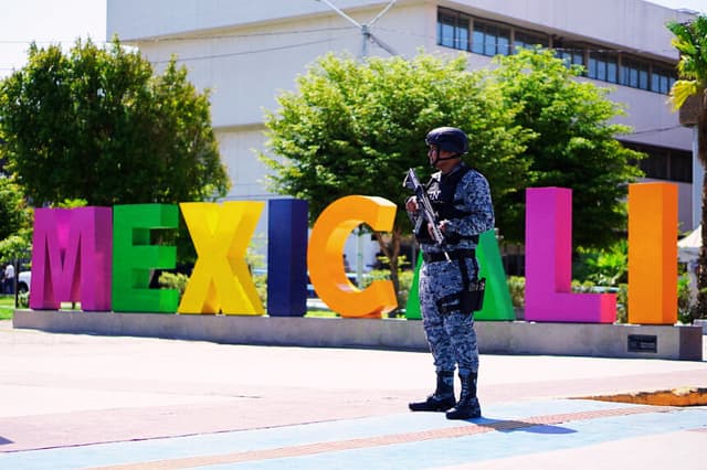 Un miembro de la Guardia Nacional vigila los edificios gubernamentales en el Centro Cívico de Mexicali, en Mexicali, Baja California, México, el 25 de agosto de 2026. (Foto de Juan Antonio HERNÁNDEZ AVALOS / AFP vía Getty Images)