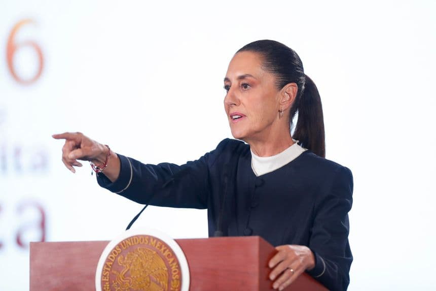 La presidenta de México, Claudia Sheinbaum, habla en una rueda de prensa este jueves, en Palacio Nacional en la Ciudad de México, México. (EFE/Isaac Esquivel)
