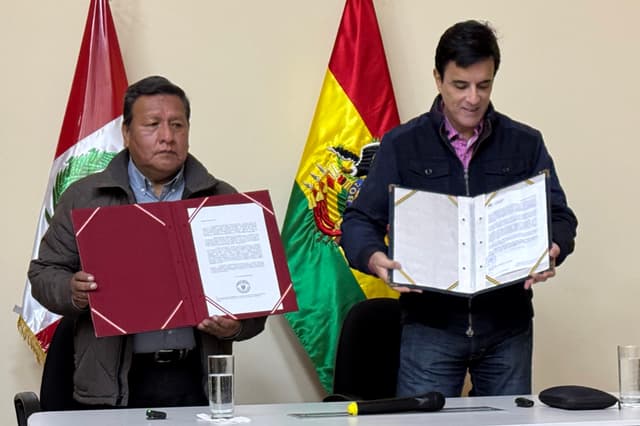 Fotografía cedida por la Cancillería de Bolivia que muestra a los ministros de Relaciones Exteriores de Perú, Carlos Espá (d), y de Bolivia, Héctor Huanca, posando con los acuerdos de integración fronteriza referidos al paso San Lorenzo-Extrema, implementados este año, y el intercambio de certificados fitosanitarios, entre otros temas, en la localidad fronteriza de Desaguadero, este miércoles a orillas del lado peruano del lago Titicaca (Perú). EFE/ Cancillería de Bolivia /SOLO USO EDITORIAL/ NO VENTAS/ SOLO DISPONIBLE PARA ILUSTRAR LA NOTICIA QUE ACOMPAÑA (CRÉDITO OBLIGATORIO)
