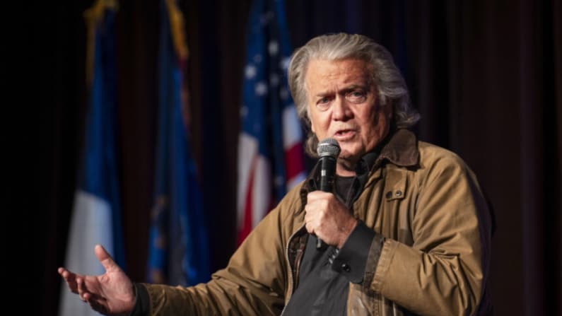 Juez bloquea solicitud del Departamento de Justicia para desestimar acusación contra Bannon