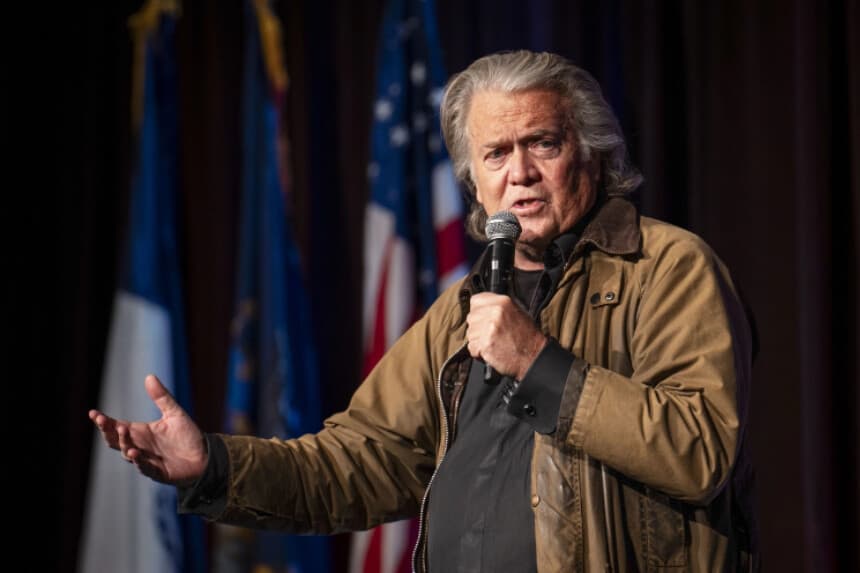 Steve Bannon pronuncia un discurso en la 112.ª Gala Anual del Club de Jóvenes Republicanos de Nueva York en la ciudad de Nueva York el 15 de diciembre de 2024. (Samira Bouaou/The Epoch Times).
