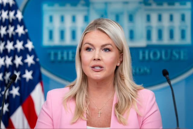 La secretaria de prensa de la Casa Blanca, Karoline Leavitt, ofrece una rueda de prensa en la Casa Blanca el 16 de julio de 2026. (Madalina Kilroy/The Epoch Times).