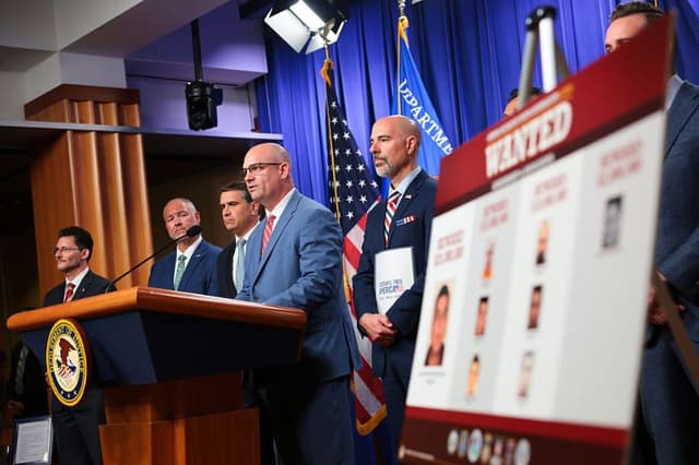 El subprocurador general de la División Penal, A. Tysen Duva, habla durante una conferencia de prensa en el edificio Robert F. Kennedy del Departamento de Justicia, el 5 de agosto de 2026 en Washington, DC. Funcionarios del Departamento de Justicia celebraron la conferencia de prensa para hablar sobre su investigación en torno al Cártel de Jalisco Nueva Generación (CJNG), grupo criminal con sede en México. (Anna Moneymaker/Getty Images)