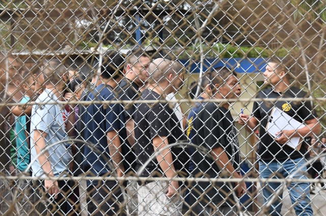 Privados de la libertad forman en un patio luego de un operativo realizado por integrantes del Ejército de Guatemala, en coordinación con la Policía Nacional Civil (PNC) y el Sistema Penitenciario (SP) este miércoles, en la Granja Penal de Pavón, en Fraijanes, Guatemala. (EFE/ Alex Cruz)