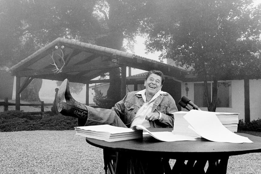 El presidente Ronald Reagan muestra su bota tras la firma de su ley fiscal en su casa de vacaciones de California, Rancho del Cielo, cerca de Santa Bárbara Calif., el 13 de agosto de 1981. (Foto de AP).