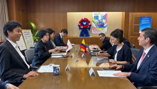 El ministro de Comercio, Industria y Turismo de Colombia, Mauricio Gómez Amín (d), se reúne con con el viceministro japonés de Comercio e Industria, Toshiro Ino (i), en Tokio, Japón. "Japón vuelve a mirar a Colombia, y estamos listos para capitalizar esa confianza", manifestó a través de un mensaje en su perfil de X. El ministro colombiano hizo referencia así a su encuentro con el que avanzó en una "agenda para reactivar y concluir" el acuerdo de asociación económica (EPA) que busca abrir puertas para la agroindustria, inversión y transferencia de tecnología. (EFE/ Ministerio De Comercio, Industria Y Turismo De Colombia)