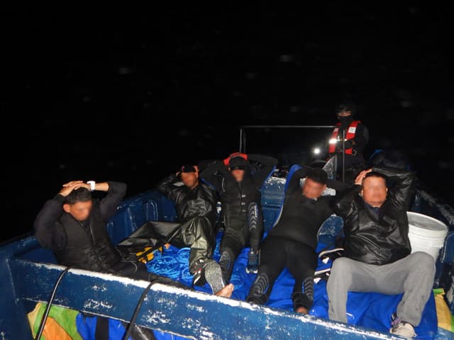 Fotografía del 22 de agosto de 2026 cedida por la Guardia Costera de Estados Unidos donde se muestra el momento de la detención de cinco personas en una embarcación sospechosa de contrabando de drogas aproximadamente a 50 millas al sur de Puerto Rico. (EFE/Guardia Costera)