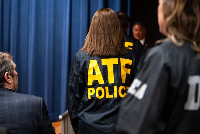 Un agente de la Oficina de Alcohol, Tabaco, Armas de Fuego y Explosivos (ATF) en el Departamento de Justicia en Washington el 12 de febrero de 2025. (Madalina Vasiliu/The Epoch Times).