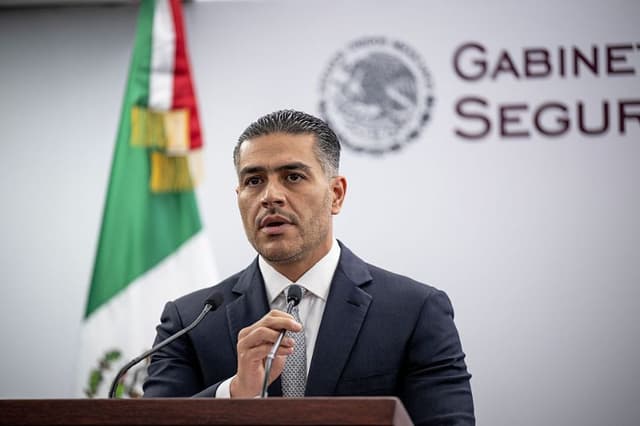 El secretario mexicano de Seguridad y Protección Ciudadana, Omar Hamid García Harfuch, gesticula durante una conferencia de prensa al día siguiente de la captura de Audias Flores Silva, en la Ciudad de México, el 28 de abril de 2026. (Carl de Souza / AFP vía Getty Images)