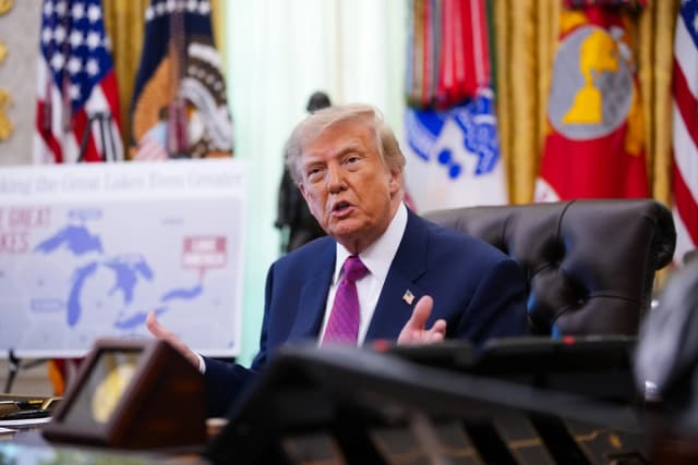 El presidente estadounidense Donald Trump habla durante un evento en el Despacho Oval de la Casa Blanca el 27 de agosto de 2026 en Washington, D.C. El presidente Trump firmó una orden ejecutiva para cambiar el nombre del lago Ontario a "Lago América" en medio de la guerra comercial entre Estados Unidos y Canadá. (Andrew Harnik/Getty Images).