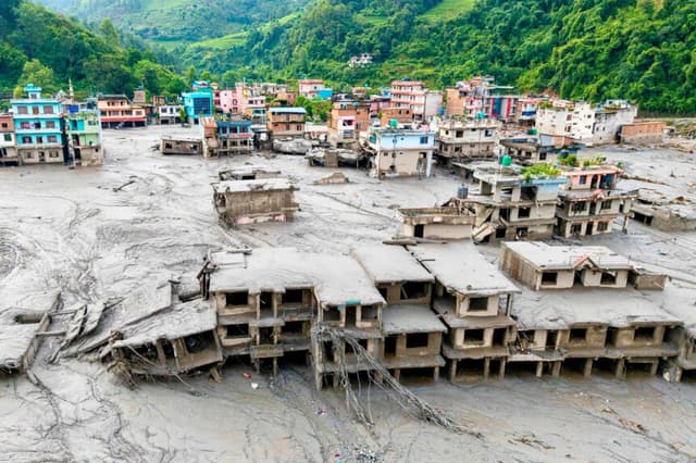 Viviendas sumergidas en lodo tras inundaciones repentinas en Devighat, municipio de Bidur, distrito de Nuwakot, Nepal, el 27 de agosto de 2026. (Prabin Ranabhat/AFP vía Getty Images).