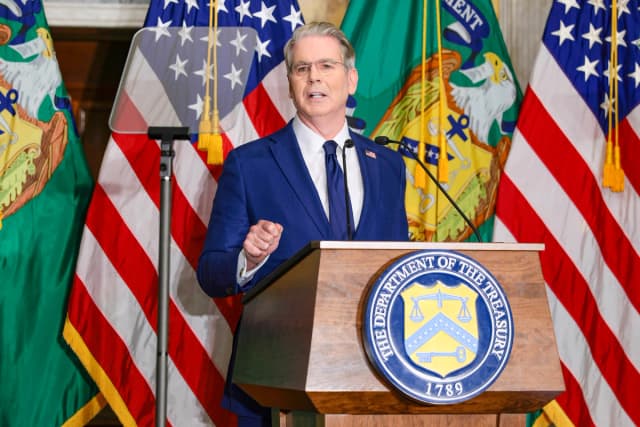 El secretario del Tesoro, Scott Bessent, anuncia un nuevo conjunto de sanciones contra Irán, describiéndolas como "un Día D económico", en la Sala de Caja del Departamento del Tesoro en Washington, el 24 de agosto de 2026. (Chip Somodevilla/Getty Images)