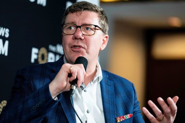 El primer ministro de Saskatchewan, Scott Moe, habla durante una entrevista con los medios de comunicación al margen de la conferencia anual de la Red Canadá Fuerte y Libre en Ottawa, el 11 de abril de 2025. (The Canadian Press/Spencer Colby).