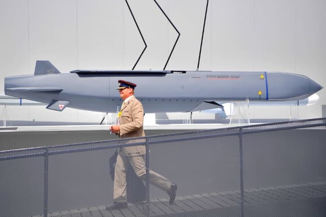 Un miembro del ejército pasa junto a un misil MBDA Storm Shadow/Scalp en el Salón Aeronáutico de Farnborough, al suroeste de Londres, el 17 de julio de 2018. (Ben Stansall/AFP vía Getty Images).