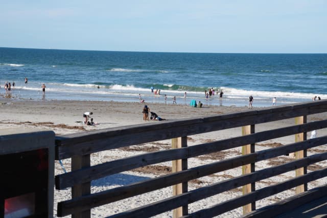 Se ve a personas en la playa de Jacksonville, Florida, el 6 de junio de 2026. (Troy Myers/Epoch Times)