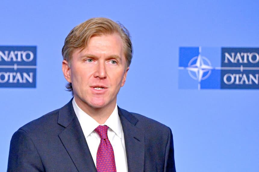 El subsecretario de Guerra para Asuntos Políticos de Estados Unidos, Elbridge Colby, pronuncia un discurso en el marco de la Cumbre de Ministros de Defensa de la OTAN, celebrada en la sede de la OTAN en Bruselas el 12 de febrero de 2026. (John Thys / AFP vía Getty Images).
