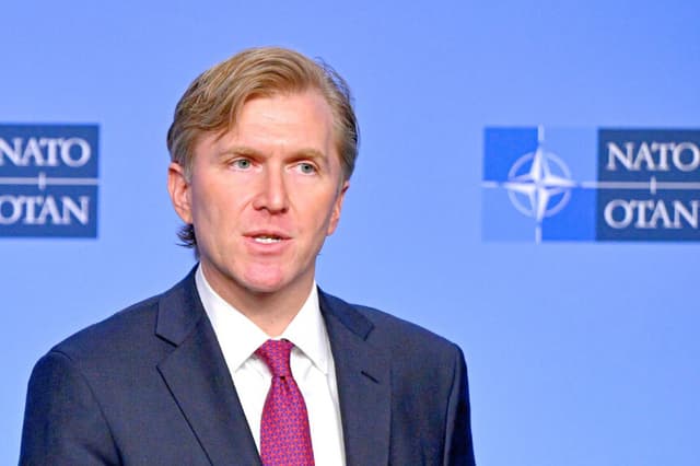 El subsecretario de Guerra para Asuntos Políticos de Estados Unidos, Elbridge Colby, pronuncia un discurso en el marco de la Cumbre de Ministros de Defensa de la OTAN, celebrada en la sede de la OTAN en Bruselas el 12 de febrero de 2026. (John Thys / AFP vía Getty Images).