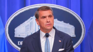 DOJ demanda a 4 estados por ofrecer matrícula estatal a inmigrantes ilegales y extranjeros