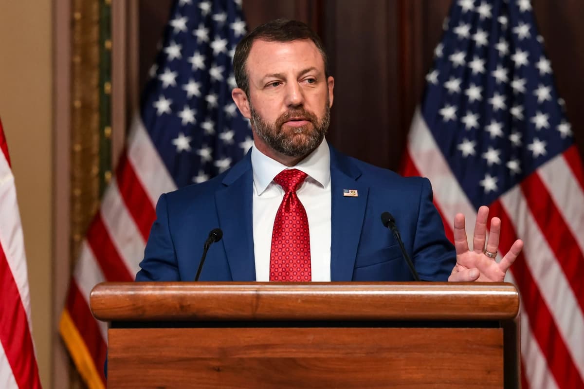 El secretario de Seguridad Nacional de EE. UU., Markwayne Mullin, habla durante una conferencia de prensa en el Edificio Ejecutivo Eisenhower en Washington, el 17 de julio de 2026. (Anna Moneymaker/Getty Images)