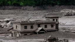 Sobrevivientes relatan su escape de la inundación en Nepal y Tíbet mientras buscan a desaparecidos